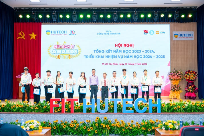 Từ những thành tựu rực rỡ trong năm học 2023-2024, Khoa Công nghệ thông tin sẵn sàng bước vào một hành trình mới 43