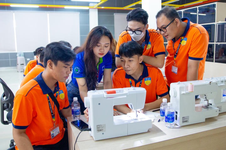 Sinh viên Viện Kỹ thuật tham quan thực tế tại Công ty Zeng Hsing Industrial 62