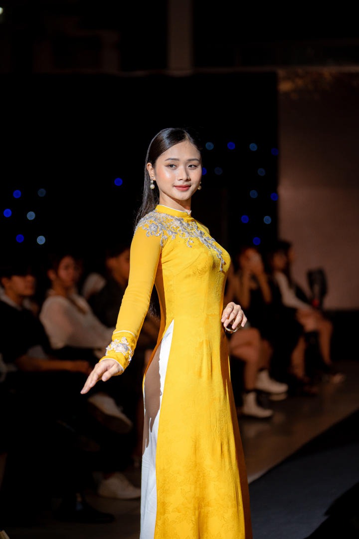 Sinh viên khoa Du lịch - Nhà hàng - Khách sạn tổ chức đêm diễn thời trang “Lụa Fashion  Show, Ngàn năm Lụa Việt” 94