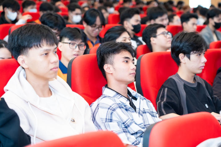 Kỹ sư công nghệ thông tin tương lai của HUTECH được chuyên gia đồng hành định hướng nghề nghiệp 40