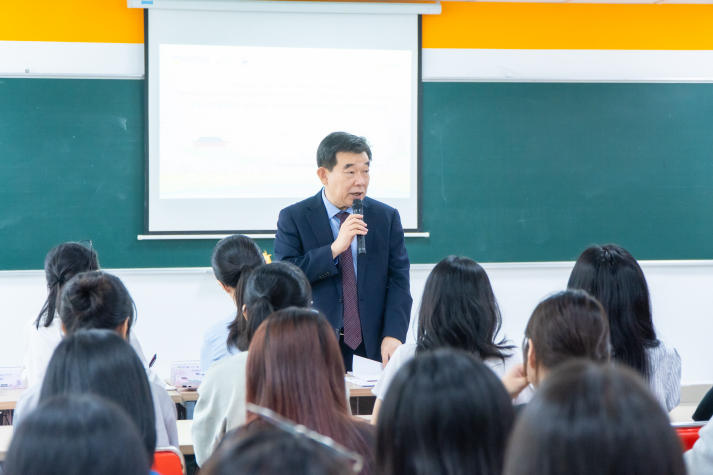 Gặp gỡ Tổng lãnh sự Hàn Quốc, sinh viên Khoa Hàn Quốc học được tiếp thêm động lực học tập 42