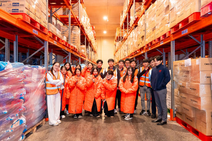 Chạm vào “mạch lạnh” của chuỗi cung ứng - Trải nghiệm đáng nhớ của sinh viên Logistics I-HUTECH tại AJ Total Việt Nam 38