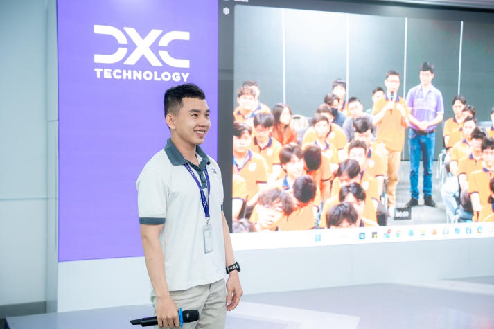 [Video] Students of the Institute of International Education visited DXC Technology Vietnam 44