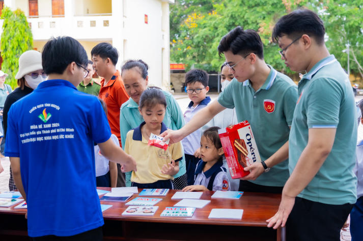 [Ảnh] Chi bộ 17 HUTECH nối dài tinh thần bảo vệ chủ quyền biển đảo tại Đồn Biên phòng Cần Thạnh (Cần Giờ) 94