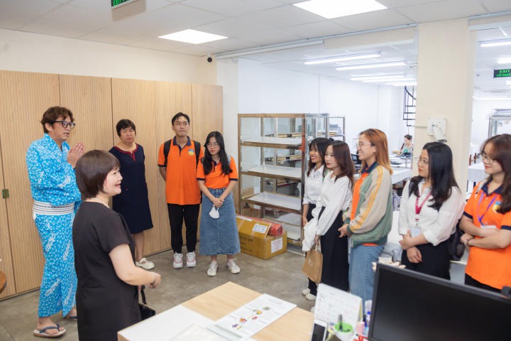 Sinh viên Khoa Nhật Bản học tìm hiểu về quy trình may Kimono tại Công ty TNHH Nihonwasou 45