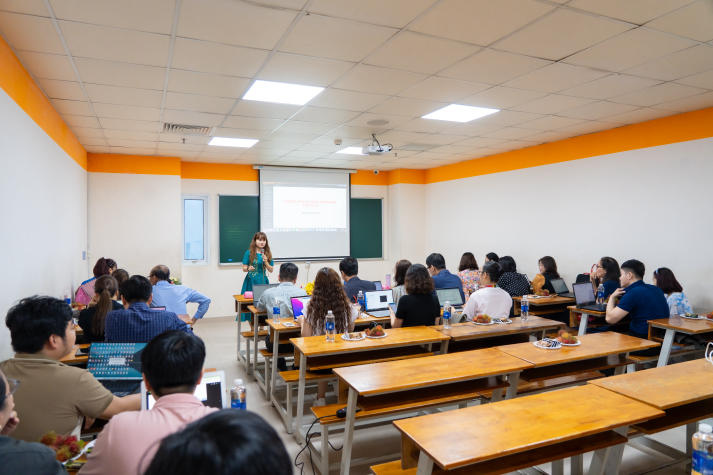 Giảng viên Khoa Quản trị kinh doanh tăng cường năng lực nghiên cứu khoa học với công cụ VOSviewer 32