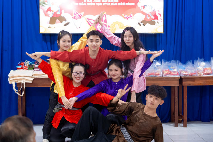 Thắp đèn Trung thu, trao yêu thương đến thiếu nhi Thạnh Mỹ Tây cùng sinh viên Khoa Nhật Bản học 44