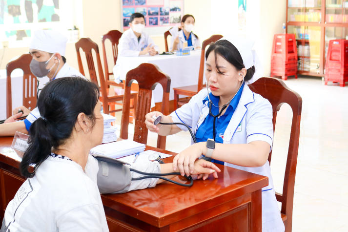 Tuổi trẻ Khoa Khoa học Xã hội và Quan hệ Công chúng tổ chức khám bệnh miễn phí cho hơn 200 người dân tại TP. Phan Thiết 39