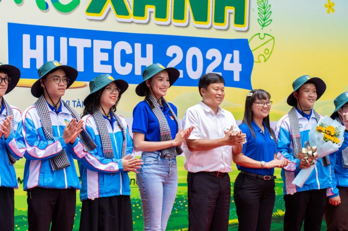 [Video] Hoa hậu Lê Hoàng Phương cùng chiến sĩ Mùa hè xanh HUTECH 2024 chính thức xuất quân 175