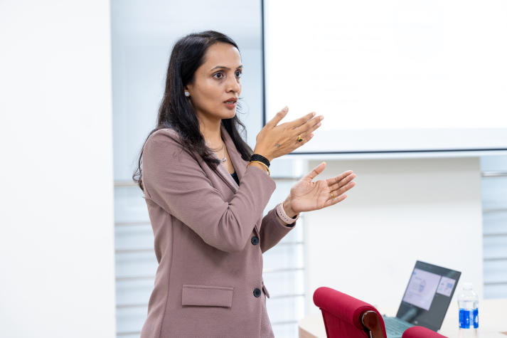 Sinh viên Khoa Dược tiếp cận kỹ thuật phân tích HPLC cùng Viện trưởng Viện Dược Đại học Sigma (Ấn Độ) 10