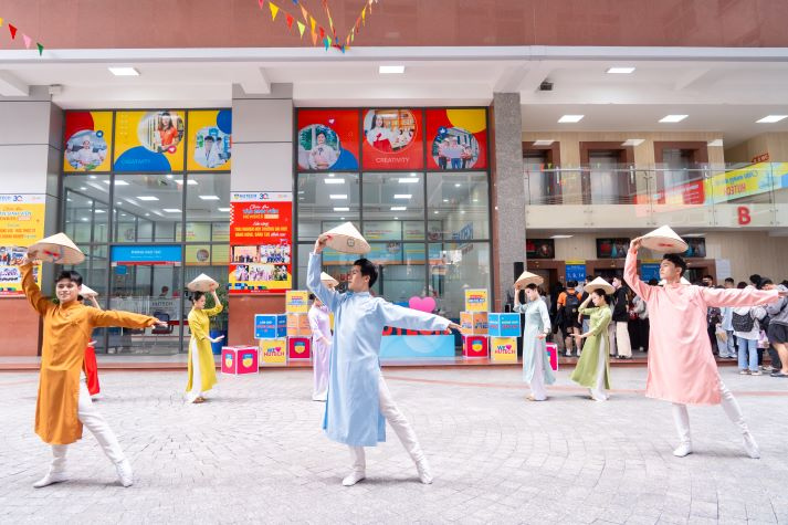 [Video] Ngày đầu năm học 2025-2026 tại HUTECH: Hào hứng, rộn ràng và đầy kỳ vọng 127