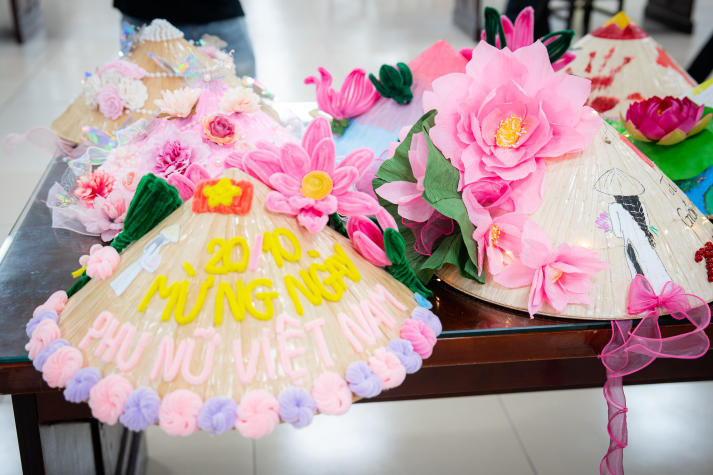 Lan tỏa tinh thần “Sắc Việt” trong Ngày hội trang trí nón lá của sinh viên Khoa Tài chính - Thương mại 86