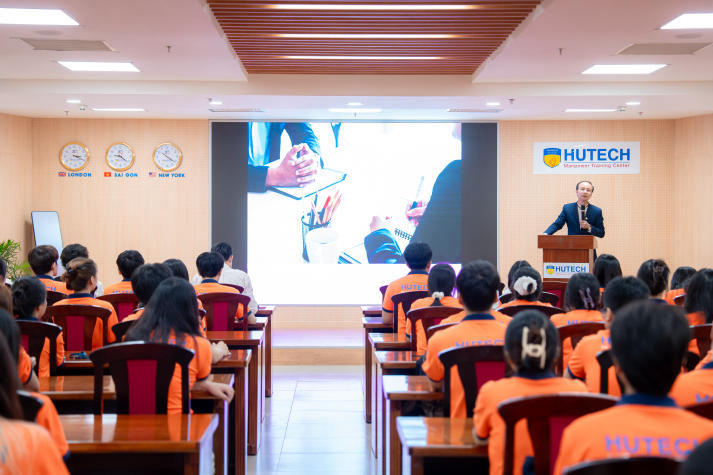 Sinh viên HUTECH soi mình và rèn kỹ năng qua “Mirror Mirror – Hình ảnh bạn phản chiếu” 62