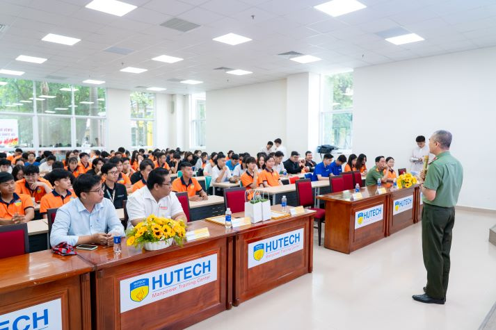 Sinh viên HUTECH nâng cao nhận thức về ma túy, thuốc lá điện tử và lối sống học đường an toàn 8