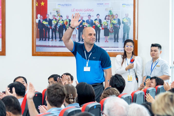 [Video] Sinh viên hào hứng “săn” hơn 1.500 đầu việc hấp dẫn tại “HUTECH International Job Fair 2024” 206