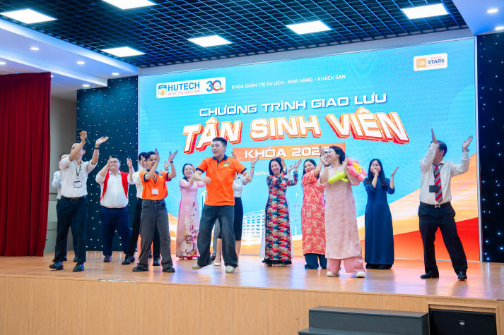 [Ảnh] Chương trình giao lưu “siêu nhiệt” của sinh viên Khoa Quản trị Du lịch - Nhà hàng - Khách sạn 57