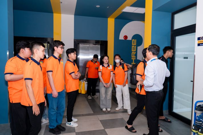 Sinh viên ngành Quản lý tài nguyên và môi trường trải nghiệm thực tế mô hình kiến trúc - xây dựng - môi trường tại BCONS 41