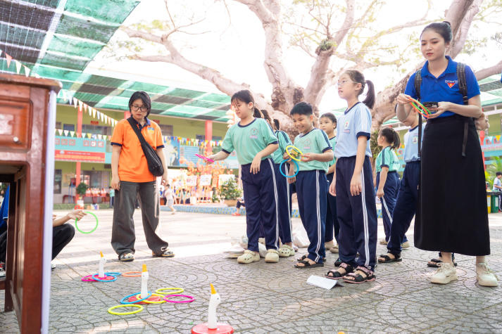 Hơn 200 em nhỏ đón mùa xuân yêu thương từ chương trình Xuân tình nguyện của sinh viên Khoa Thú y 57