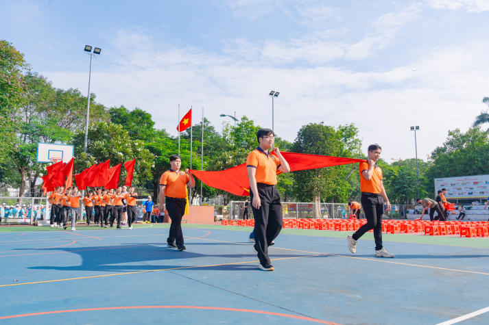 [Video] Bùng nổ tinh thần thể thao, Hội thao CB-GV-NV HUTECH 2026 khởi động mùa tranh tài rực lửa 18