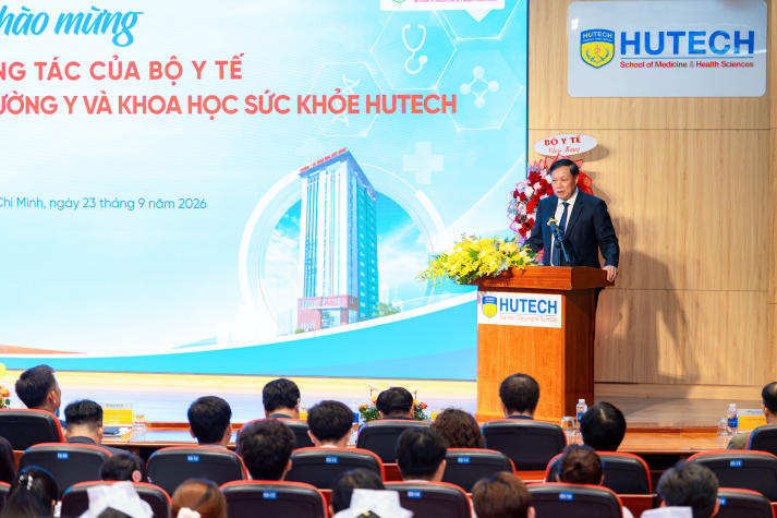 Thứ trưởng Bộ Y tế Đỗ Xuân Tuyên cắt băng khánh thành Trường Y và Khoa học Sức khỏe HUTECH 26