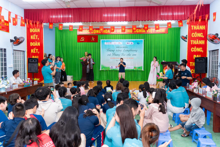 Sinh viên HUTECH mang Trung thu ấm áp đến với thiếu nhi phường An Khánh 55