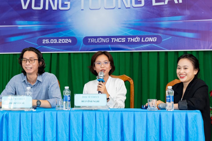 Sinh viên ngành Tâm lý học HUTECH về Cần Thơ trò chuyện cùng teen Trường THCS Thới Long 27