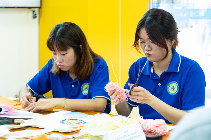 Sinh viên Khoa Thú y - Chăn nuôi gửi gắm tấm lòng đến thầy cô qua những túi vải đầy ấn tượng 38