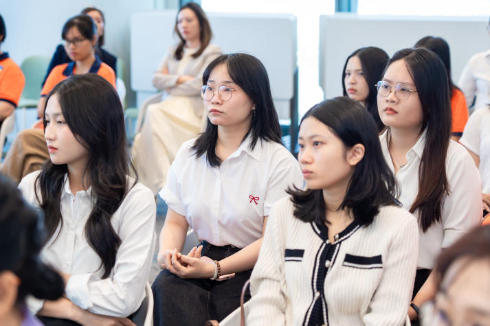 Sinh viên Khoa Hàn Quốc học HUTECH học gì tại Ngân hàng KEB Hana? 62