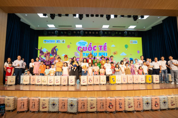 [Video] Ngày hội tuổi thơ HUTECH: Hành trình sắc màu cho những thiên thần nhỏ 126
