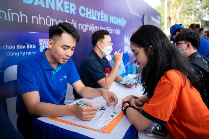 66 doanh nghiệp “đổ bộ” HUTECH Career Day 2023 mang đến hơn 4.800 đầu việc cho sinh viên 271