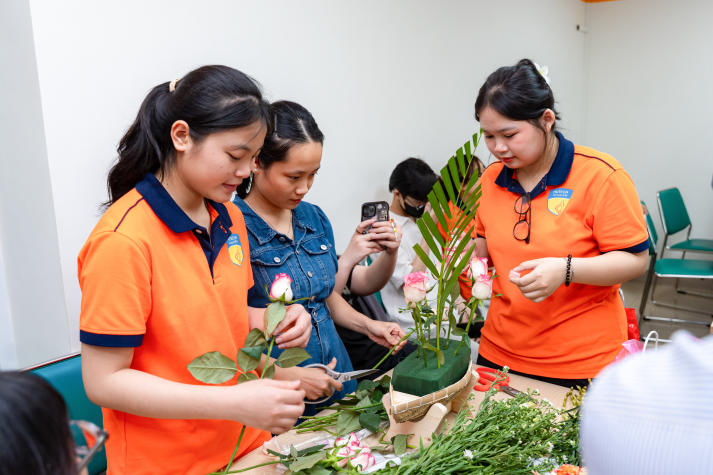 [Ảnh] Tri ân người lái đò: Hoa thay lời cảm mến của sinh viên Trung Quốc học trong ngày Nhà giáo Việt Nam 25