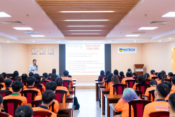 Tân sinh viên Thú y làm quen với những nguyên tắc an toàn trong phòng thí nghiệm 39