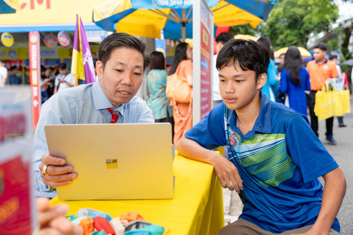 [Video] HUTECH cùng sĩ tử 2k8 tháo gỡ băn khoăn chọn Trường tại Ngày hội lựa chọn nguyện vọng xét tuyển 2026 48