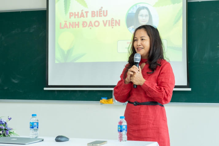 Sinh viên Viện Khoa học Ứng dụng tìm hiểu phương pháp ứng dụng tinh dầu trong nước hoa, mỹ phẩm và thực phẩm 33