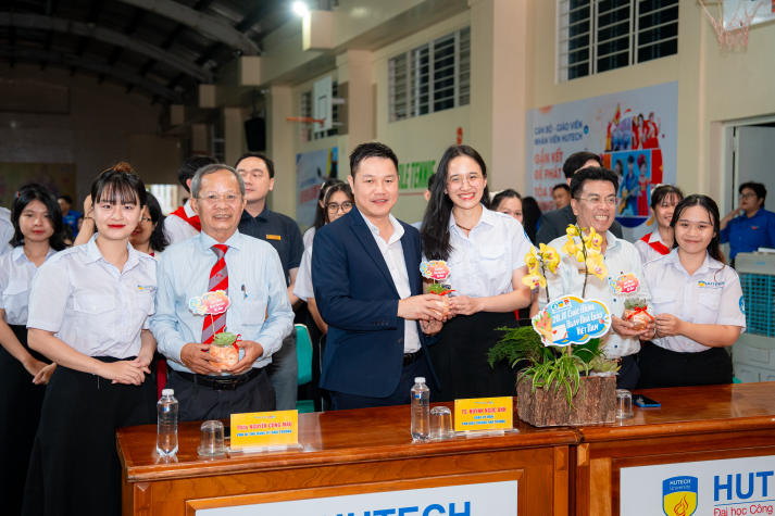 Cất lời tri ân: HUTECH và câu chuyện 20/11 qua “Điều thầy cô muốn nói” 48