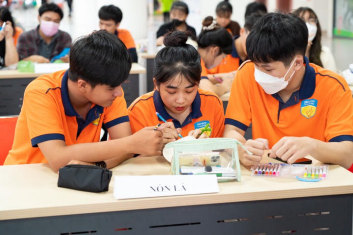 Sinh viên Viện Khoa học Ứng dụng HUTECH trang trí nón lá mừng Ngày Nhà giáo Việt Nam 32