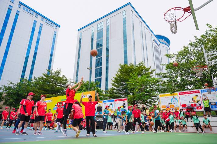 [Video] Sôi động, gắn kết và bùng nổ tại Hội thao Cán bộ - Giảng viên - Nhân viên HUTECH 2025 251