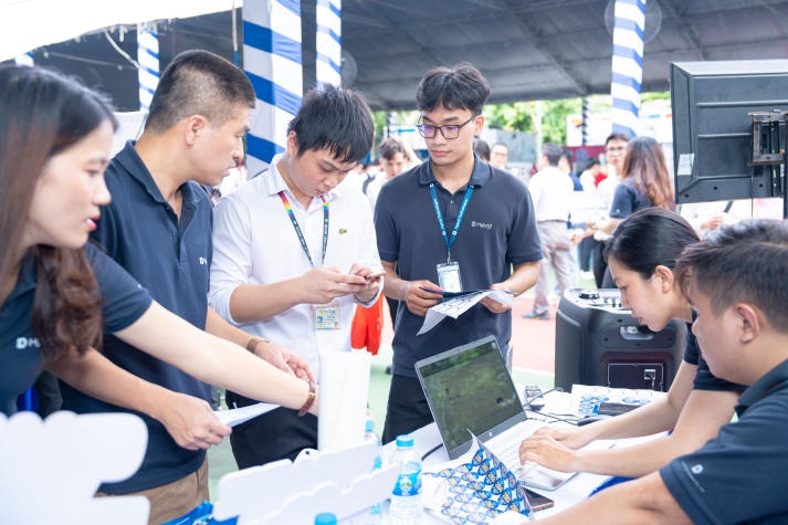 [Video] Sinh viên “khoe” hơn 200 đồ án tốt nghiệp ấn tượng trước doanh nghiệp tại HUTECH TECHSHOW 2024 92