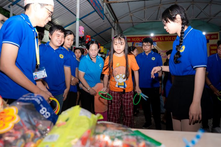 Sinh viên Khoa Thú y và hành trình thắp sáng “Vầng trăng tuổi thơ” 2025 71