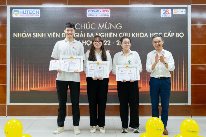 Nhiều gương mặt xuất sắc được khen thưởng tại lễ tuyên dương sinh viên tiêu biểu HKI năm học 2022 - 2023 của VJIT 73