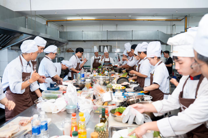 [Video] HUTECH Students Showcase Culinary Talent in the “Taste of Chicken” Grand Finale 59