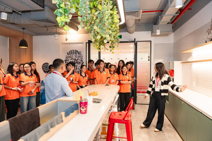 Tham quan Transcosmos Vietnam, sinh viên ngành Digital Marketing học hỏi kinh nghiệm từ cựu sinh viên 61