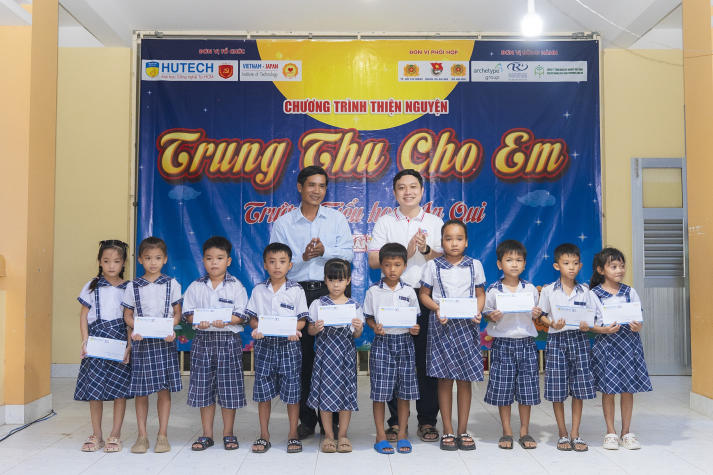 Chi bộ 17 mang “Trung thu cho em” ấm áp đến với thiếu nhi ở tỉnh Vĩnh Long 39