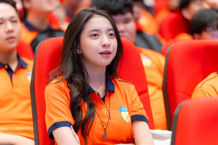 [Video] HUTECH tiếp lửa nhiệt huyết cho các tân binh từ buổi Sinh hoạt đầu khoá 112