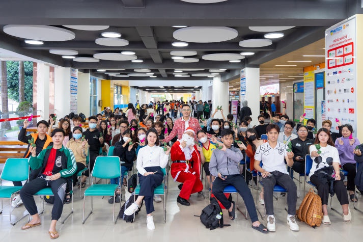 Sinh viên HUTECH chìm đắm trong những giai điệu giáng sinh và trò chơi sôi nổi tại Amazing Weekend tháng 12 8