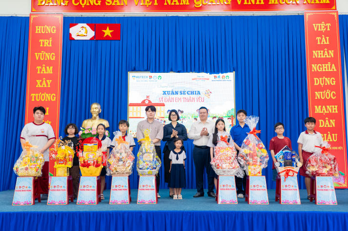 Khi mùa xuân được sẻ chia: Tuổi trẻ Khoa Tài chính - Thương mại mang Tết đến với thiếu nhi khó khăn 57