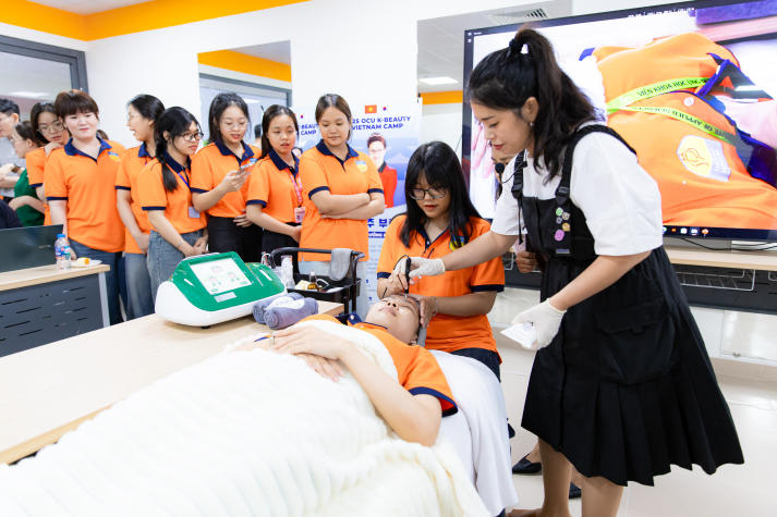 [Video] Sinh viên Viện Khoa học Ứng dụng khám phá bí mật chuẩn K-Beauty cùng chuyên gia Hàn Quốc 215