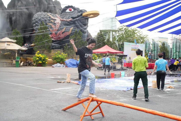 Trại sinh chinh phục chuỗi thử thách liên hoàn tại Hội trại Amazing HUTECH 2023 57