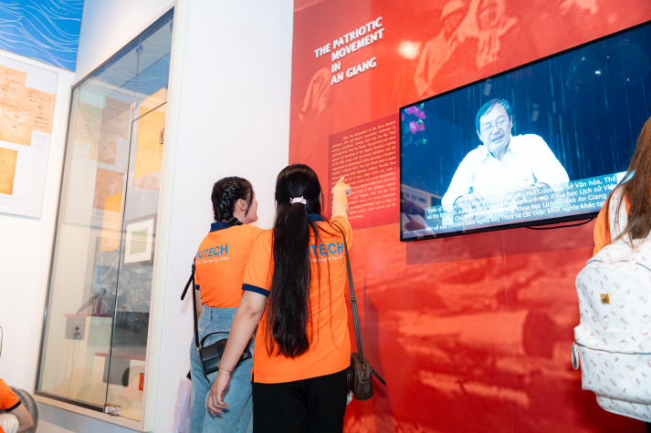 [Ảnh] Sinh viên Khoa Marketing - Kinh doanh quốc khám phá lịch sử, bồi đắp lý tưởng sống trên hành trình về nguồn 59