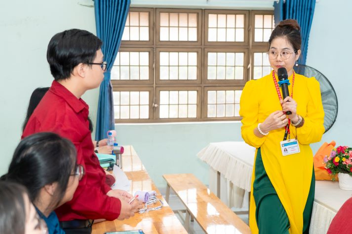 Sinh viên Tâm lý học lan tỏa thông điệp sức khỏe tinh thần đến học sinh THPT Tân Túc 43